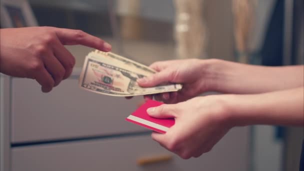 Mulher Caucasiana Oferecendo Pagamento Latino Masculino Declinando Cartão Crédito Tiro — Vídeo de Stock