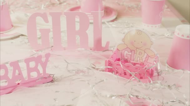Confettis Tombant Sur Pink Girl Baby Shower Party Table Tourné — Video