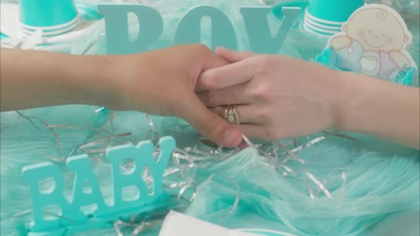 Suami Latino Dan Istri Kaukasia Berpegangan Tangan Atas Meja Mandi — Stok Video