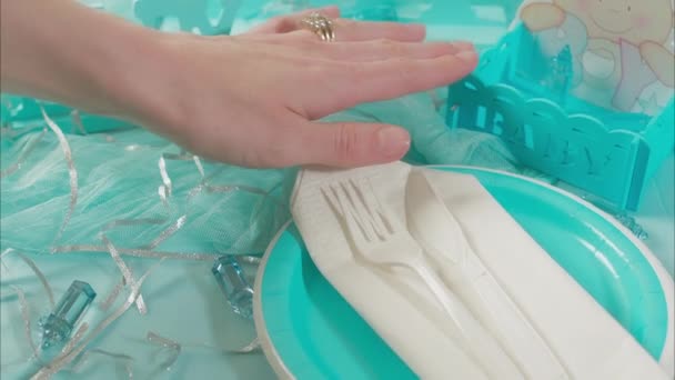 Beyaz Eller Erkek Bebek Duşu Partisi Masasına Tabak Hazırlıyor Arri — Stok video