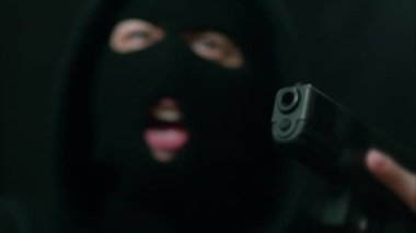 Beyaz kadın suçlu bağırıyor ve kameraya silah doğrultuyor. ARRI Alexa ile ARRIRAW 'da çekildi ve QuickTime Apple ProRes 422 HQ ihraç edildi..