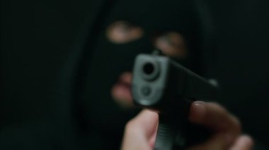 Latin erkek suçlu bağırıyor ve kameraya silah doğrultuyor. ARRI Alexa ile ARRIRAW 'da çekildi ve QuickTime Apple ProRes 422 HQ ihraç edildi..