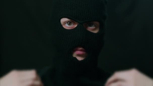 Blanke Vrouwelijke Crimineel Zet Ski Mask Hood Kijkt Dan Rond — Stockvideo