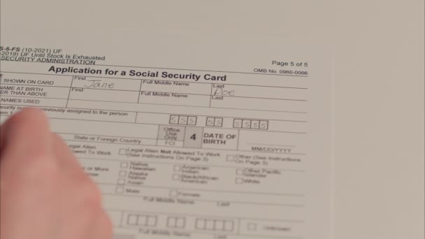 Λευκή Γυναίκα Χέρι Συμπληρώνοντας Αίτηση Για Μια Κάρτα Κοινωνικής Ασφάλισης — Αρχείο Βίντεο