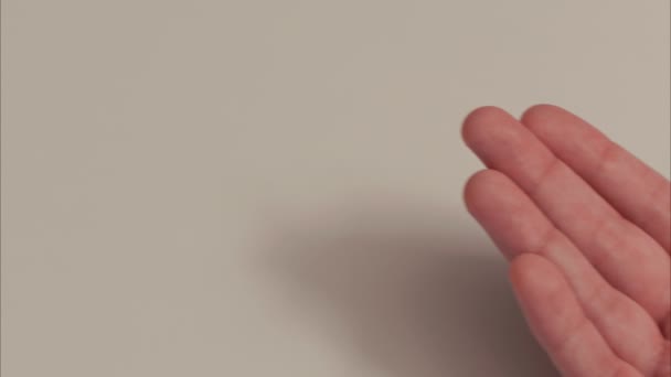 Λατίνο Αρσενικό Χέρι Δίνει Καυκάσια Γυναίκα Χέρι Ένα Διαμάντι Δαχτυλίδι — Αρχείο Βίντεο