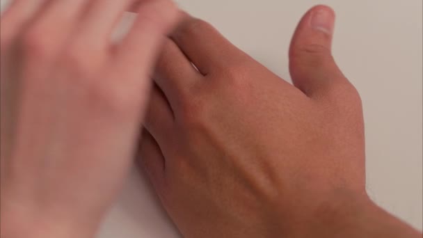 Рука Белой Женщины Тянется Руке Латиноамериканца Снимок Сделан Arri Alexa — стоковое видео