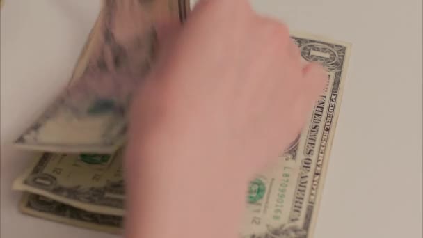 Blanke Vrouwelijke Handen Stapelen Verdelen Amerikaans Geld Twee Stapels Schot — Stockvideo