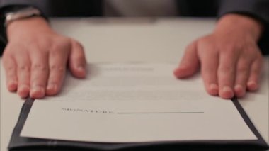Latin Erkek Sözleşmenin Üzerine Kayıyor, Sonra İmzayı Bekliyor. ARRI Alexa ile ARRIRAW 'da 23.98 fps hızında çekildi ve QuickTime Apple ProRes 422 HQ ihraç edildi..