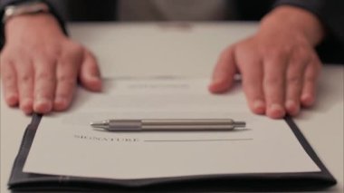 Latin Erkek Sözleşmenin Üzerine Kayıyor ve Ev Anahtarı Sonra da İmzayı Bekliyor. ARRI Alexa ile ARRIRAW 'da 23.98 fps hızında çekildi ve QuickTime Apple ProRes 422 HQ ihraç edildi..
