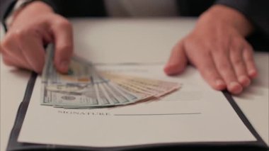 Latin Anlaşması Para Yığını Geçiriyor, Sonra İmza Çizgisi 'ni İşaretliyor. ARRI Alexa ile ARRIRAW 'da 23.98 fps hızında çekildi ve QuickTime Apple ProRes 422 HQ ihraç edildi..