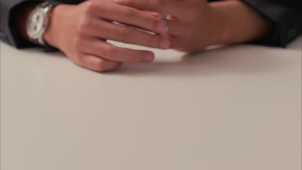 Латиноамериканец Снимает Обручальное Кольцо Затем Жест Руками Сделано Снимок Arri — стоковое видео