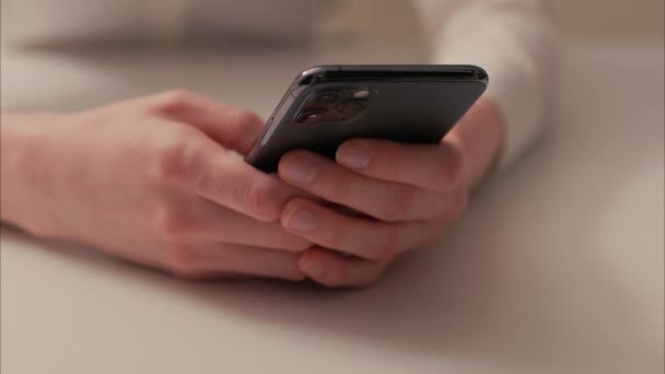 Mujer Negocios Caucásica Enviando Mensajes Texto Grabado Con Arri Alexa — Vídeo de stock