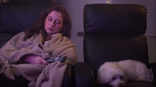 Hermosa Joven Caucásica Mujer Cae Dormido Mientras Mira Televisión Con — Vídeo de stock