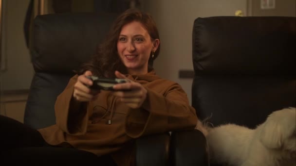 Beautiful Young Caucasian Woman Smiling Laughing Celebrating While Gaming Dog — Stock Video