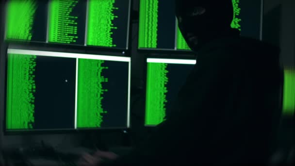 Cyber Hacker Zwarte Vermomming Typen Hacken Van Vier Computer Monitoren — Stockvideo