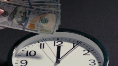 Beyaz El, Latin Saat 'e Para Veriyor. ARRI Alexa ile ArriRaw 'da çekildi ve QuickTime Apple ProRes 422 HQ ihraç edildi..