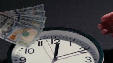 Latin El Parayı Beyaz Saat 'e Verdi. ARRI Alexa ile ArriRaw 'da çekildi ve QuickTime Apple ProRes 422 HQ ihraç edildi..