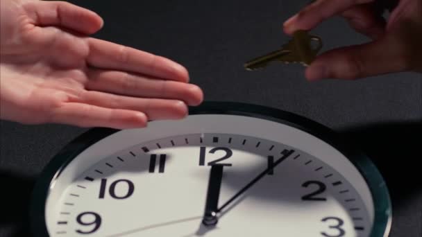 Latino Hand Dává Klíč Bělošské Hand Clock Natočeno Arri Alexa — Stock video
