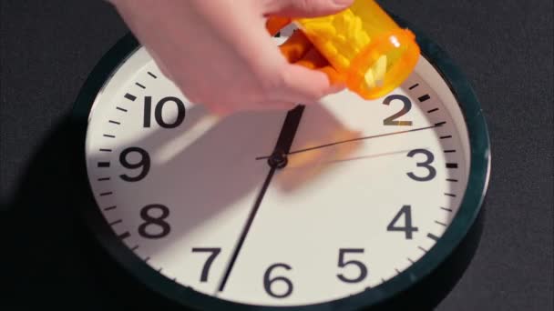 Main Blanche Versant Des Pilules Vidant Bouteille Pilule Sur Horloge — Video