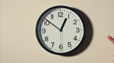 Duvardaki Kafkas El İşaretleri ve Titreşimli Parmaklar. ARRI Alexa ile ArriRaw 'da çekildi ve QuickTime Apple ProRes 422 HQ ihraç edildi..