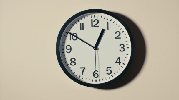 Reloj Pared Moderno Pared Blanco Grabado Con Arri Alexa Arriraw — Vídeo de stock