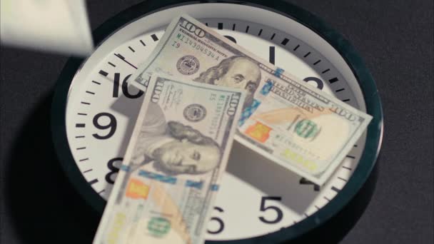 アメリカの現金は時計の上に落ちる Arri Alexaで撮影し Quicktime Apple Prores 422 Hqをエクスポート — ストック動画