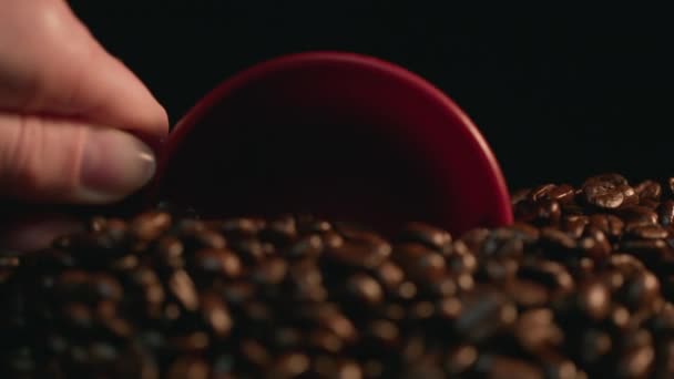 Скупка Кофейных Зерен Измерением Чашки Затем Выливание Медленное Движение Снимок — стоковое видео