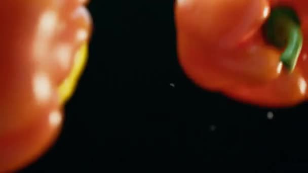Rote Orangefarbene Und Gelbe Paprika Hüpfen Auf Und Zeitlupe Aufnahme — Stockvideo
