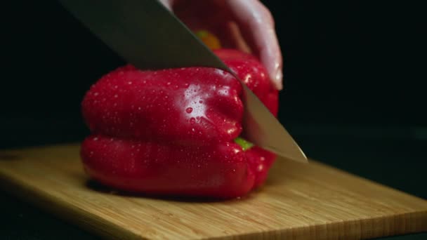 Kaukaska Ręka Używa Noża Cięcia Plasterków Świeżo Umytej Czerwonej Papryki — Wideo stockowe
