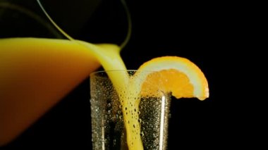 Sürahiden portakal suyunu taze yıkanmış bardakta portakal dilimli bardakla doldurmak. ARRI Alexa ile 120 fps hızla ArriRaw 'da çekilmiş, 23.98 fps QuickTime Apple ProRes 422 HQ ihraç edilmiş..