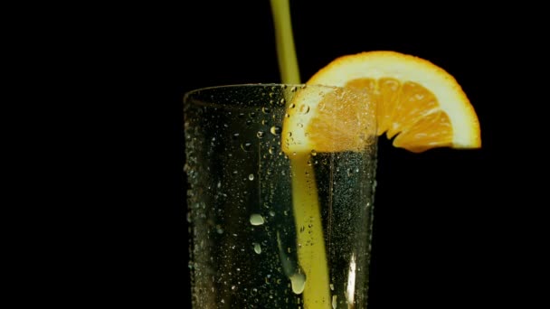 Sinaasappelsap Gieten Vers Gewassen Glas Met Sinaasappelschijfje Glas Schot Met — Stockvideo