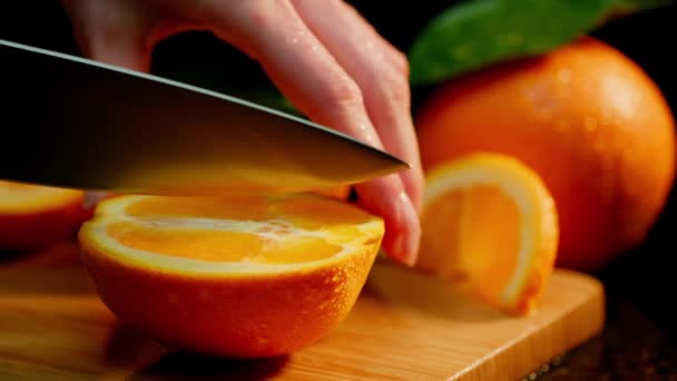 Biała Pomarańcza Cięcia Ręcznego Nożem Szefa Kuchni Desce Cięcia Drewna — Wideo stockowe