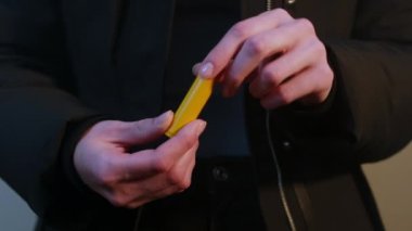 Kafkas Açılışı ve Dudak Merhemi Sarma, Dudak Merhemi Sürmeye Hazırlanma. ARRI Alexa ile ArriRaw 'da çekildi ve QuickTime Apple ProRes 422 HQ ihraç edildi..