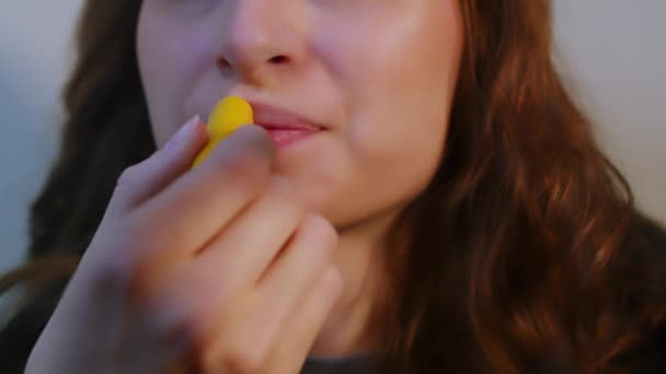 Кавказька Жінка Застосовує Lip Balm Потім Посміхається Розстріляний Arri Alexa — стокове відео