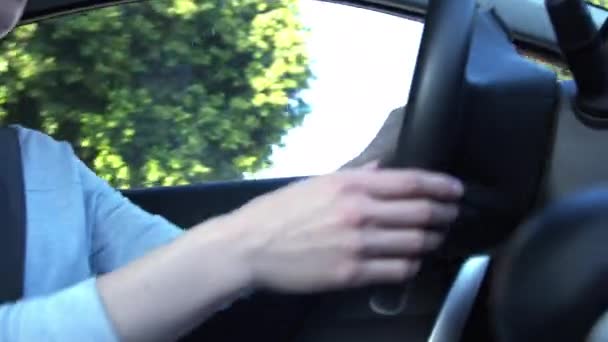 Όμορφη Νεαρή Καυκάσια Γυναίκα Οδήγηση Αυτοκινήτου Και Στροφή Του Τροχού — Αρχείο Βίντεο