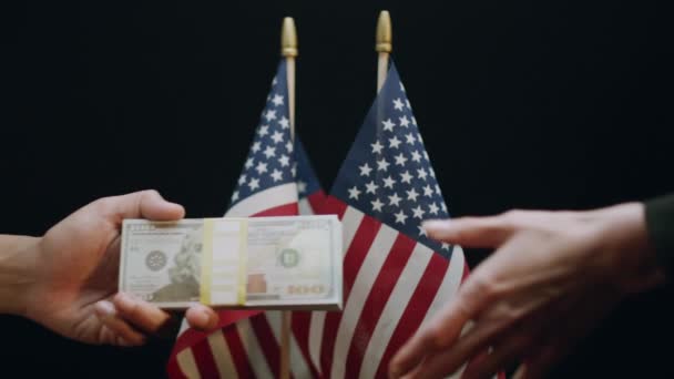 Latino Hand Geeft Stapel Geld Aan Blanke Hand Ruil Voor — Stockvideo