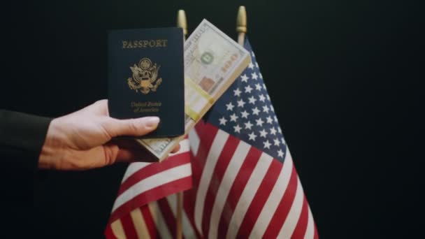 2つの米国の旗の前でお金とパスポートの白人ハンドホールディングスタック 120 FpsでArri Alexaで撮影し FpsをエクスポートQuicktime Apple Prores 422 — ストック動画