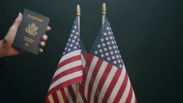 Kaukasiske Hånd Viser Usa Pas Foran Usa Flag Langsom Bevægelse – Stock-video