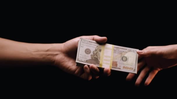 Latin Asıllı Beyaz Bir Kadından Tabelasına Karşılık Para Yığını Veriyor — Stok video