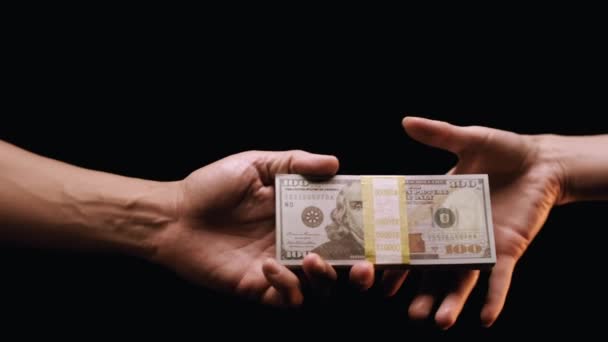 Latino Man Overhandigt Een Stapel Geld Ruil Voor Een Diploma — Stockvideo