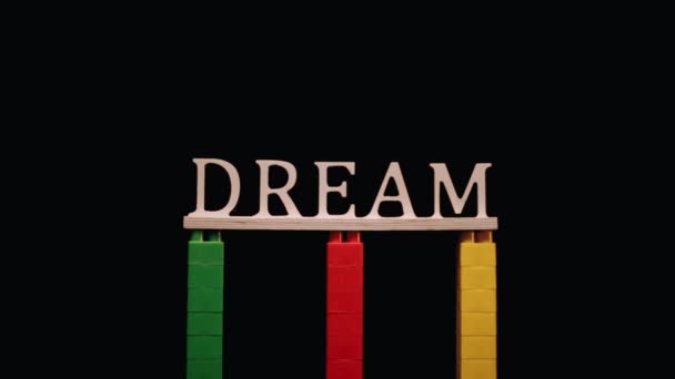 Кавказская Рука Сбивает Табличку Мечта Лего Брошенный Знак Мечта Снимок — стоковое видео