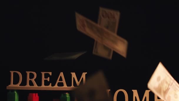 Деньги Падающие Вокруг Знаков Мечта Дом Падают Снимок Arri Alexa — стоковое видео