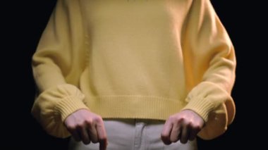 LGBTQIA + ağır çekimde kısaltmayı elinde tutan beyaz bir kişi. ARRI Alexa ile 120 fps hızla ArriRaw 'da çekilmiş, 23.98 fps QuickTime Apple ProRes 422 HQ ihraç edilmiş..