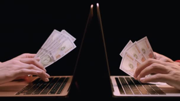 Blanke Vrouw Latino Man Typen Laptops Holding Cash Slow Motion — Stockvideo
