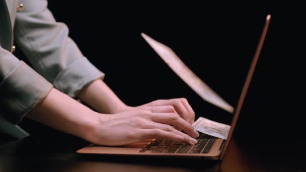 Blanke Vrouw Typt Laptop Geld Valt Naar Beneden Slow Motion — Stockvideo