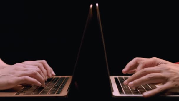 Caucasian Woman Latino Man Typing Laptops Slow Motion Disparo Con — Vídeo de stock