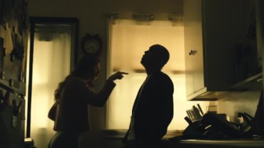 Kafkasyalı kadın Latin Adam 'a agresif bir şekilde bağırıyor, Ağır Çekim. ARRI Alexa ile 120 fps hızla ArriRaw 'da çekilmiş, 23.98 fps QuickTime Apple ProRes 422 HQ ihraç edilmiş..