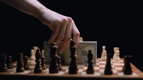 Kaukasische Frauenhand Entfernt Geldstapel Auf Rotierendem Schachbrett Aufnahme Mit Arri — Stockvideo