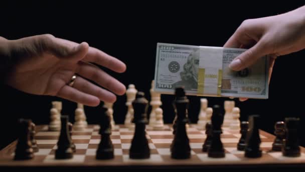 Kavkazská Žena Dává Hromadu Peněz Latinskoamerickému Muži Přes Rotující Šachovnici — Stock video