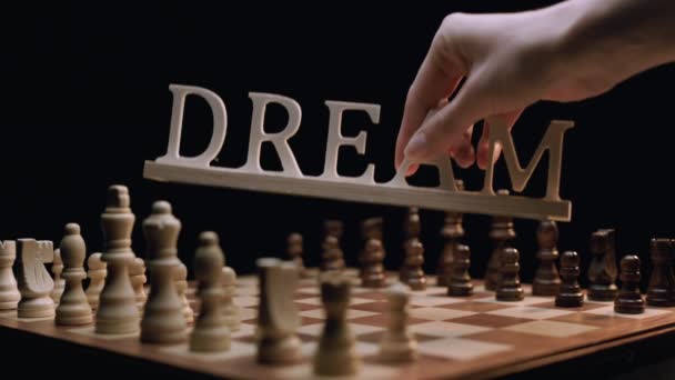 Χέρι Μιας Καυκάσιας Που Βάζει Dream Στην Περιστρεφόμενη Σκακιέρα Πυροβολήθηκε — Αρχείο Βίντεο